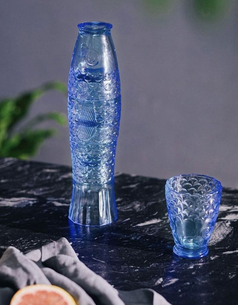 Vasos de pez de cristal azul