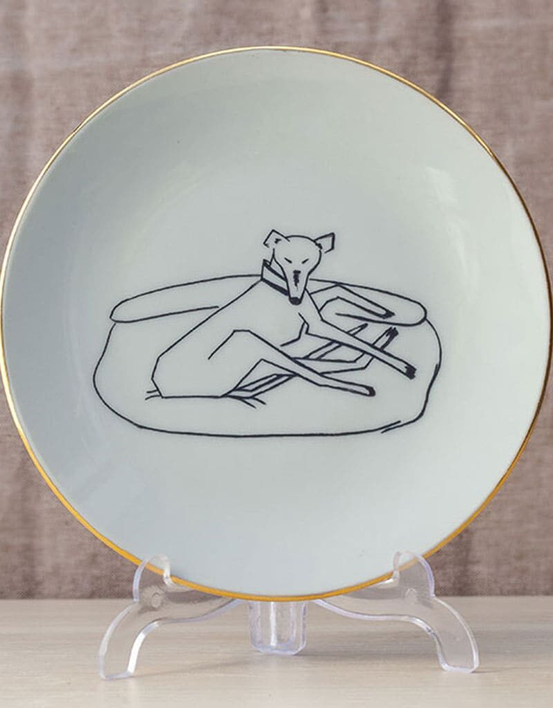 plato pequeno de ceramica con filo de oro ilustracion de galgo tumbado 15 cm deborah abizanda